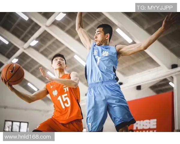 足球巨星挑战篮球场，脚踢篮球展现跨界魅力，精彩瞬间定格运动之美